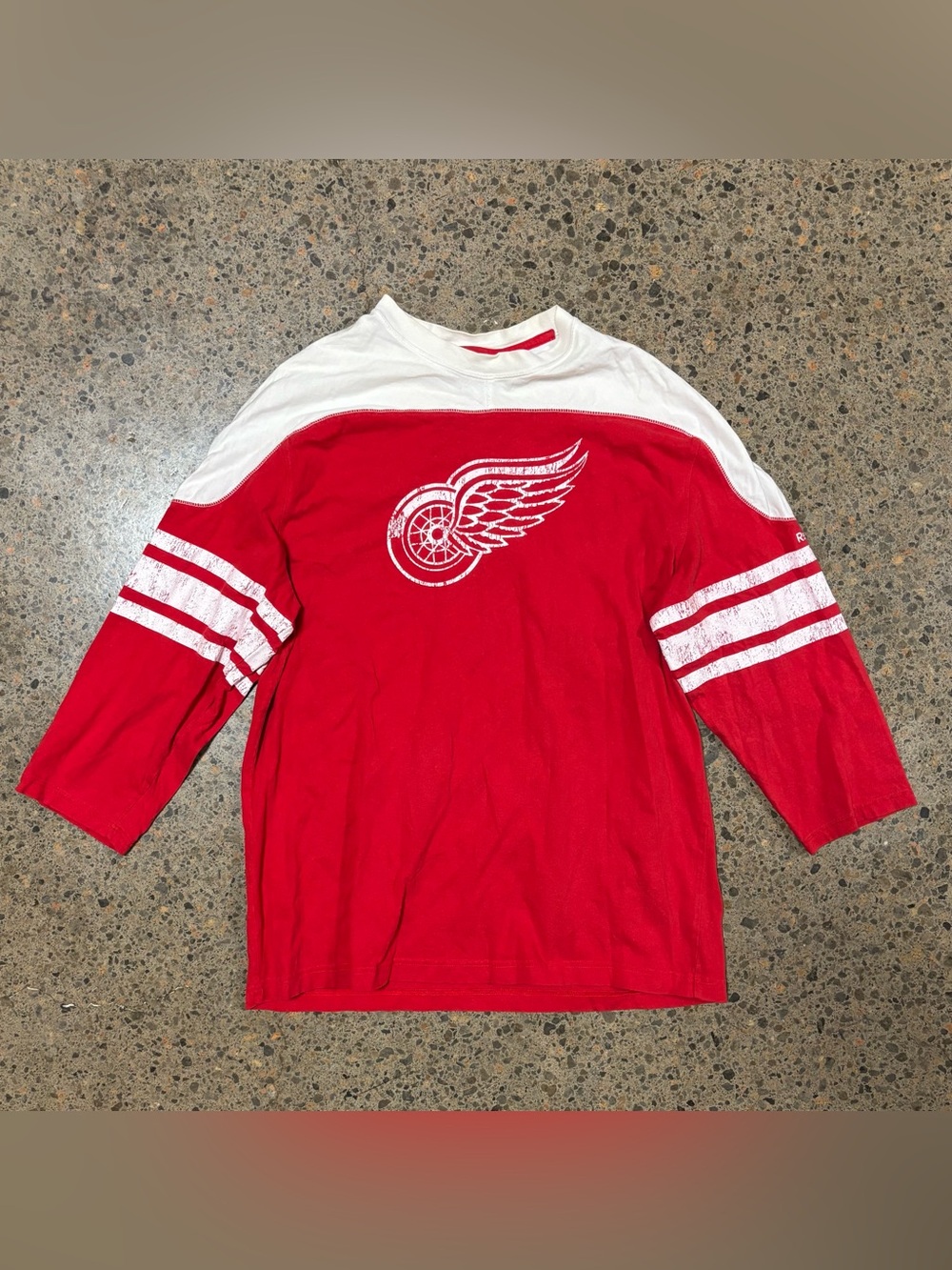 Detroit Red Wings Jersey Style Shirt Tee (Large) Face Off Collection, Red, White